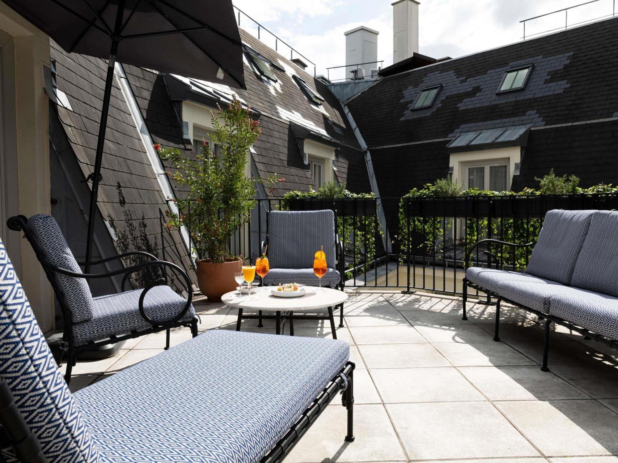 Prestige King Suite Lounge Terrace Level Six
